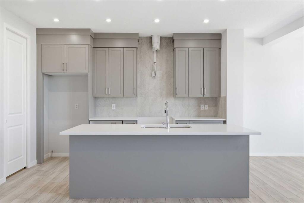 623 Buffaloberry Manor SE photo 2