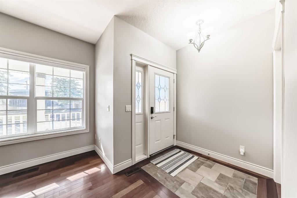 1444 40 Street SW photo 4