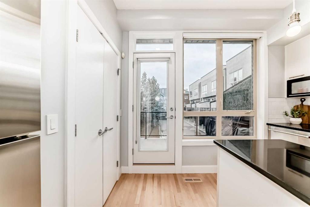 1606 36 Avenue SW photo 3