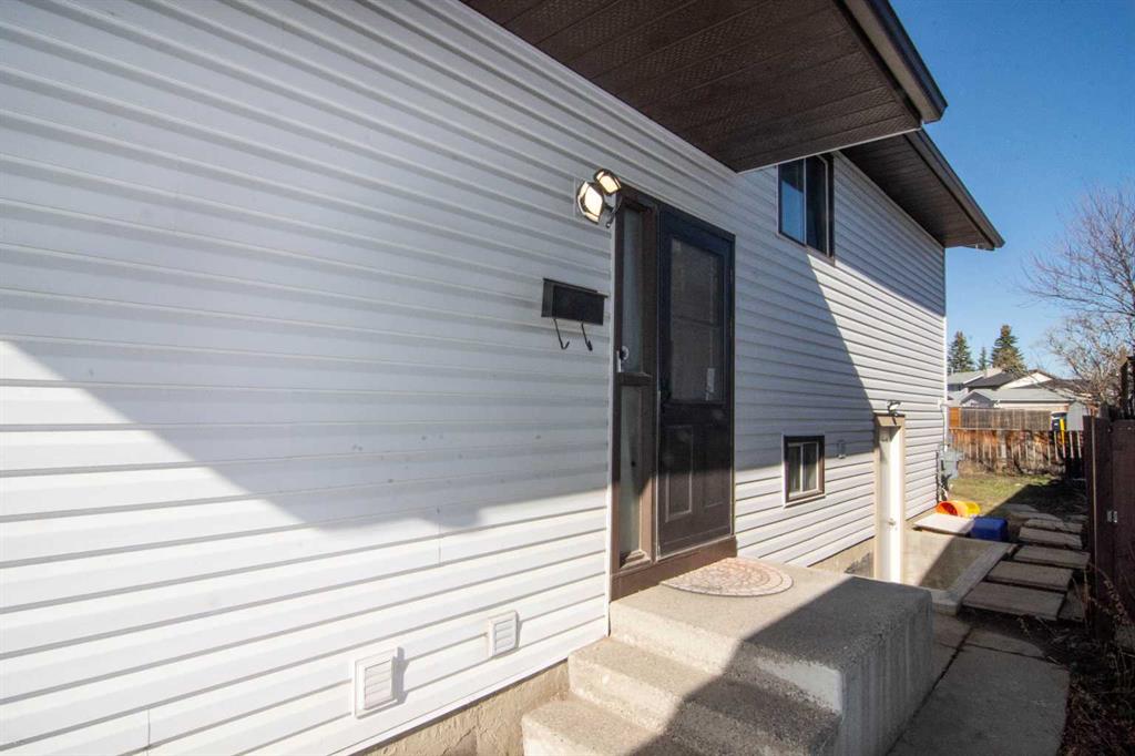 27 Taraglen Court NE photo 2