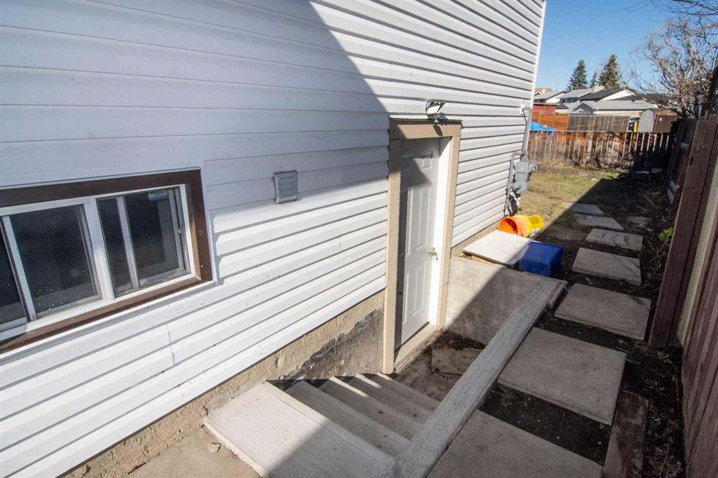 27 Taraglen Court NE photo 3