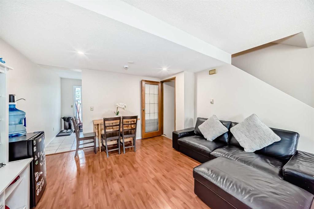 110 Edgeburn Crescent NW photo 5