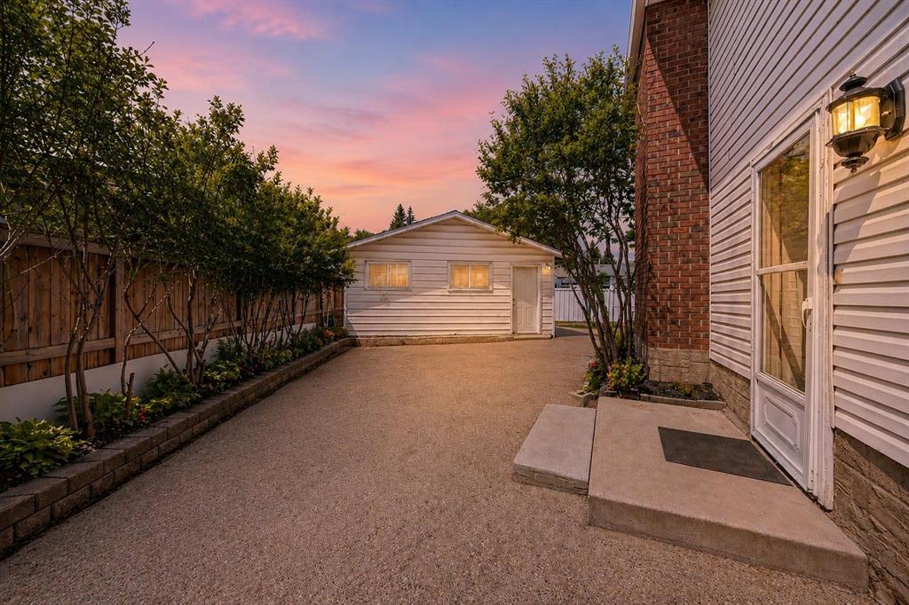 204 Whiteview Close NE photo 3