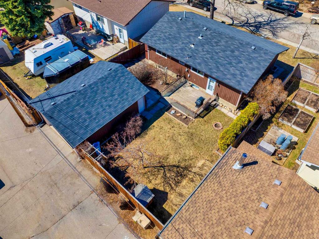 23 Queen Isabella Close SE photo 2
