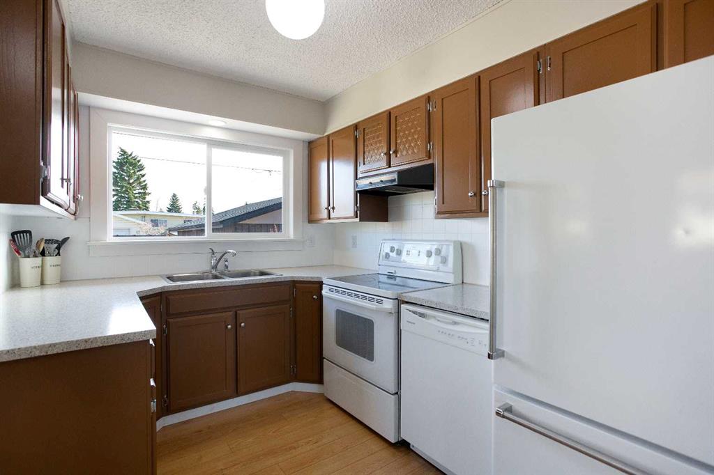 23 Queen Isabella Close SE photo 3