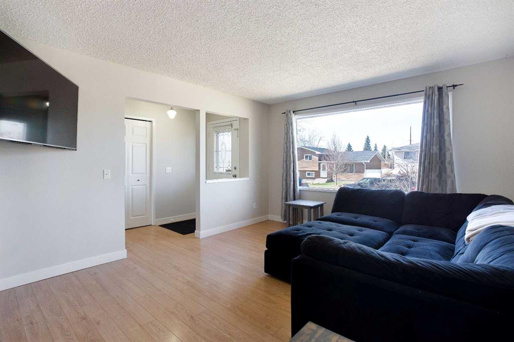 23 Queen Isabella Close SE photo 4