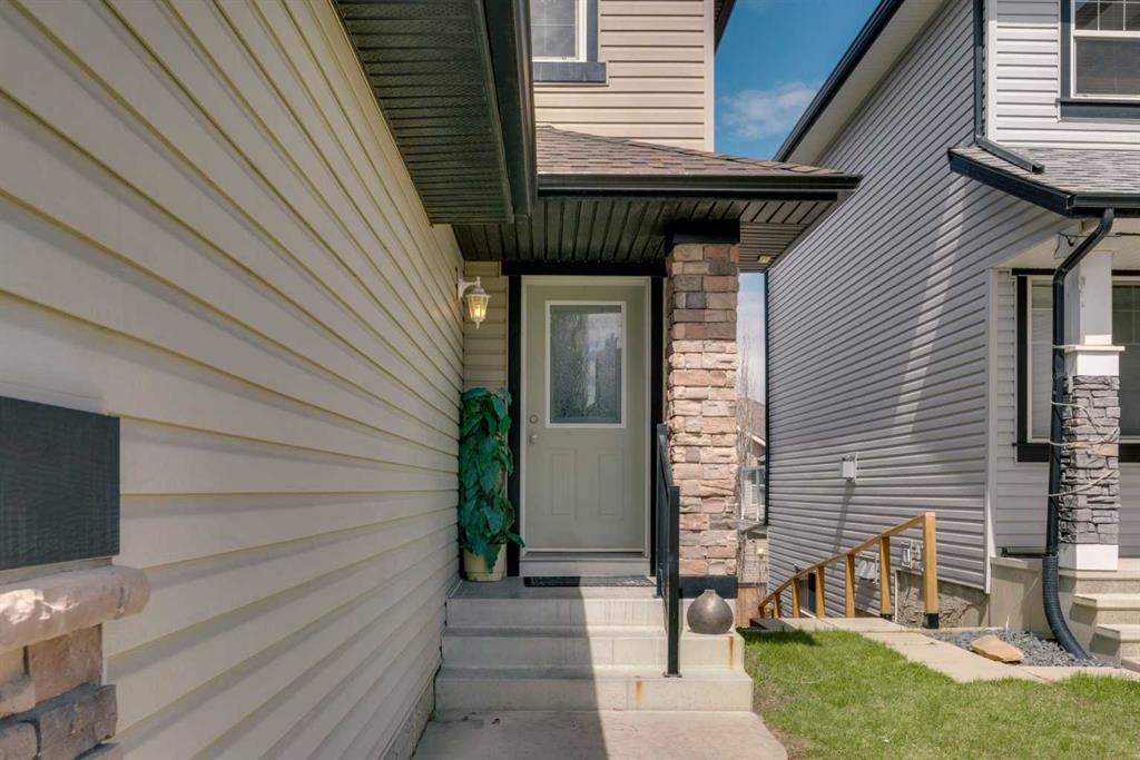 133 Everwoods Close SW photo 3