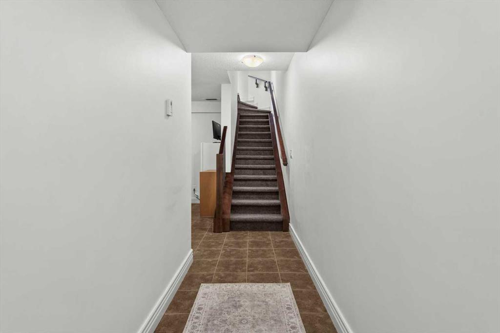 164 Rockyledge View NW #1 photo 5