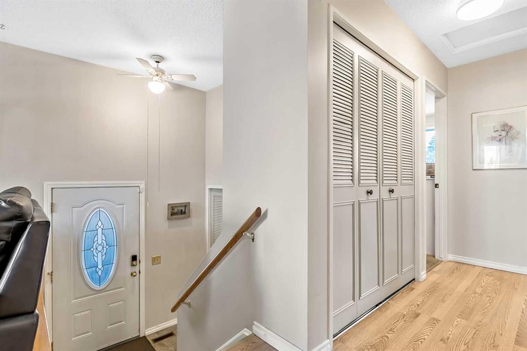 323 Woodvale Crescent SW photo 2