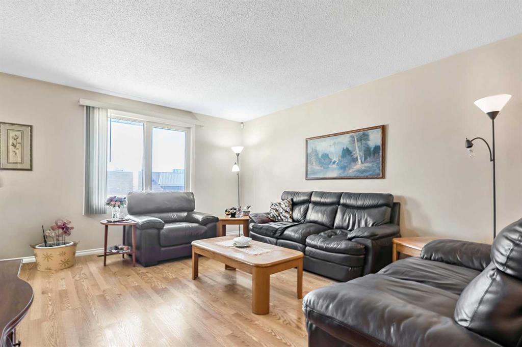 323 Woodvale Crescent SW photo 3