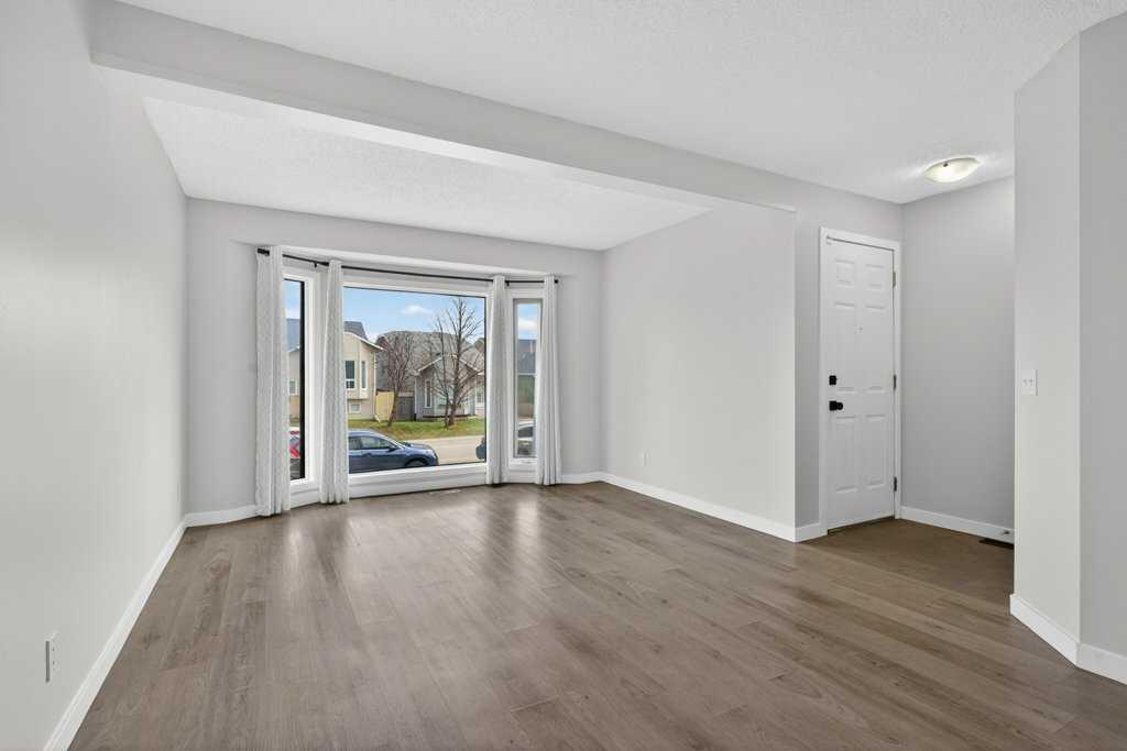 35 Martinview Crescent NE photo 2