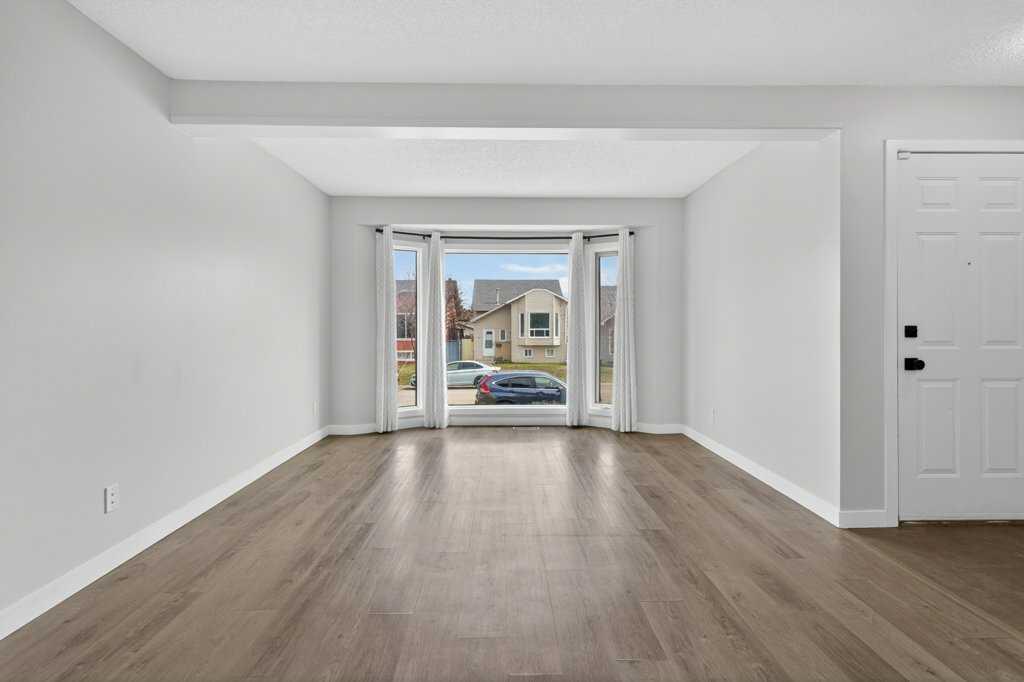 35 Martinview Crescent NE photo 3