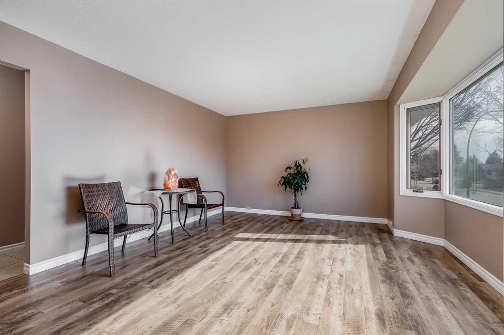 248 Huntcroft Road NE photo 4