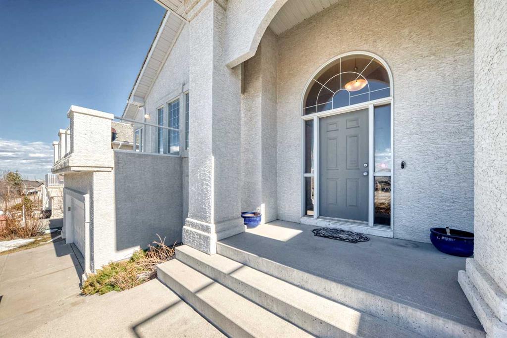 92 Hamptons Drive NW photo 2