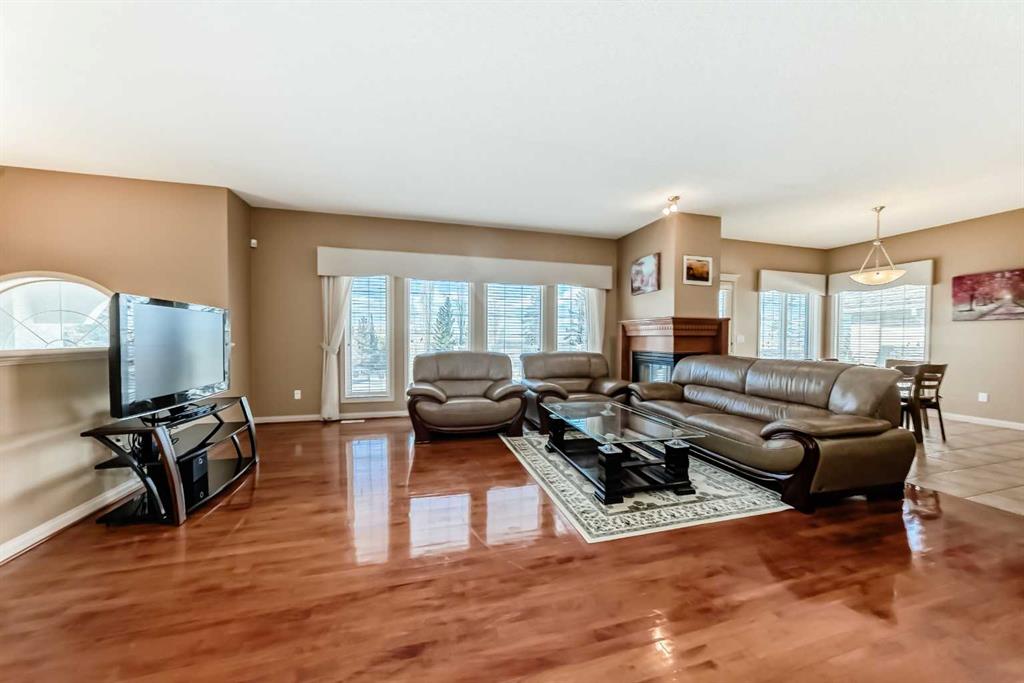 92 Hamptons Drive NW photo 4