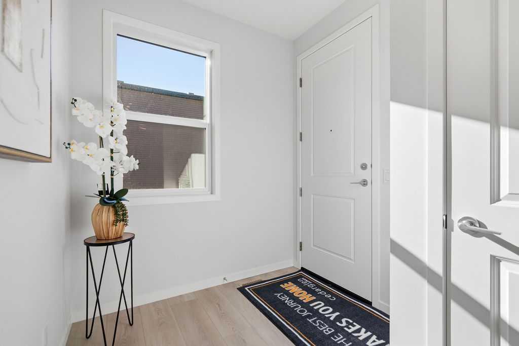 259 Marnot Grove NW photo 2