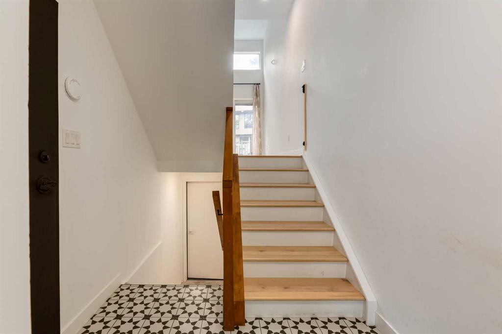 256 Point Mckay Terrace NW photo 3