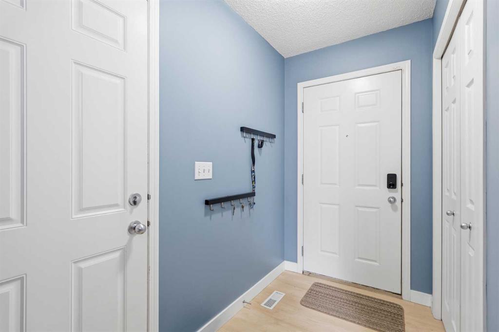 166 Everhollow Heights SW photo 3