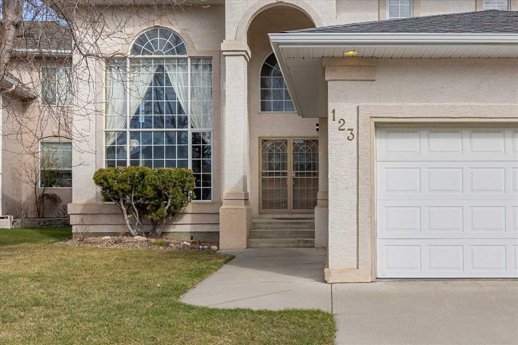 123 Schiller Crescent NW photo 2