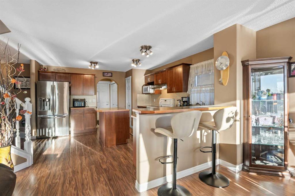 67 Evansmeade Crescent NW photo 3