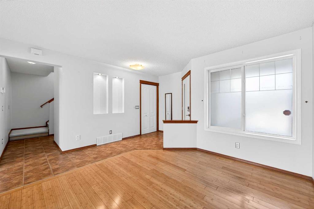 172 Kincora Drive NW photo 3