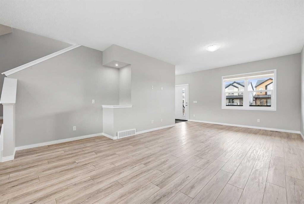 831 Wolf Willow Boulevard SE photo 4
