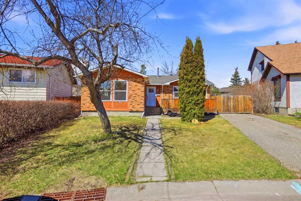 92 Whitlock Close NE photo 2