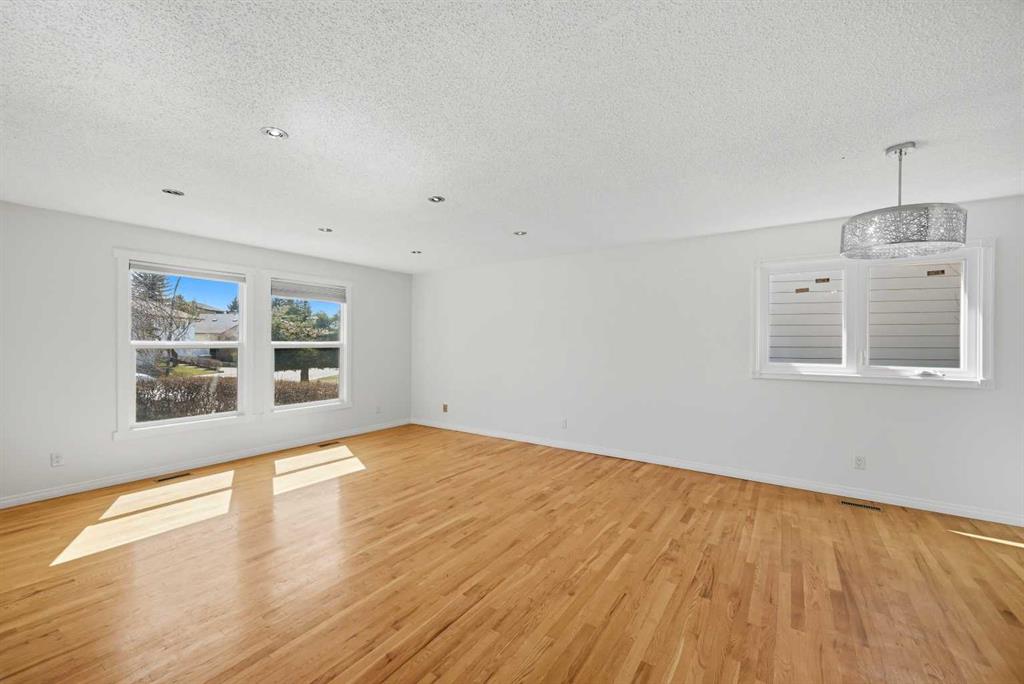 92 Whitlock Close NE photo 4