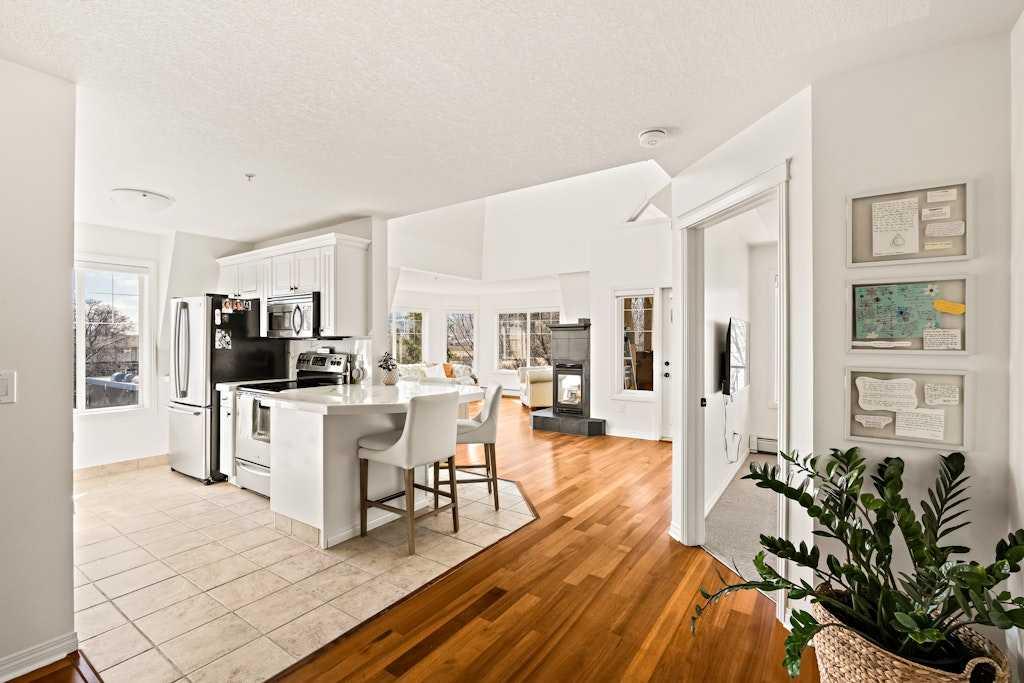 1110 5 Avenue NW #305 photo 2