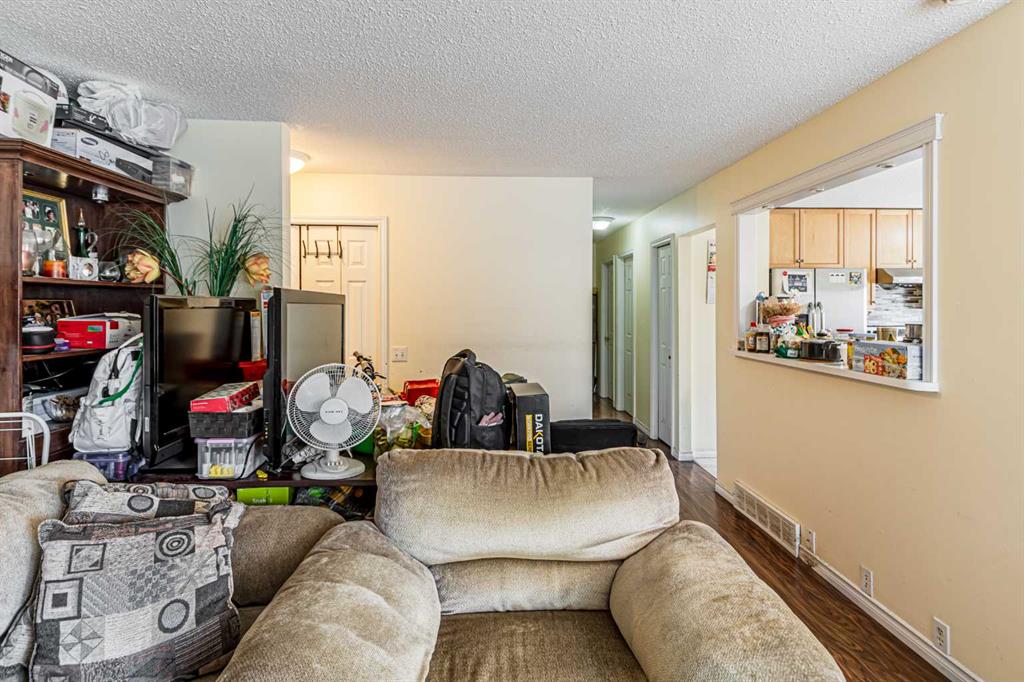 121 Margate Close NE photo 4