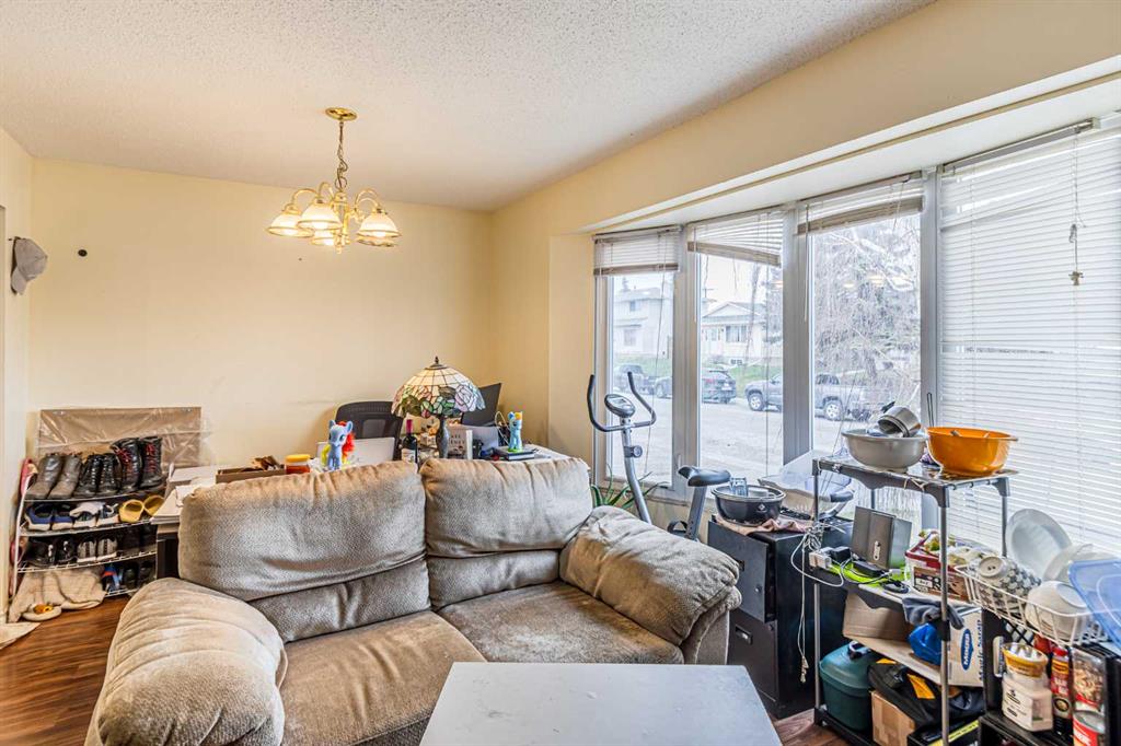 121 Margate Close NE photo 5