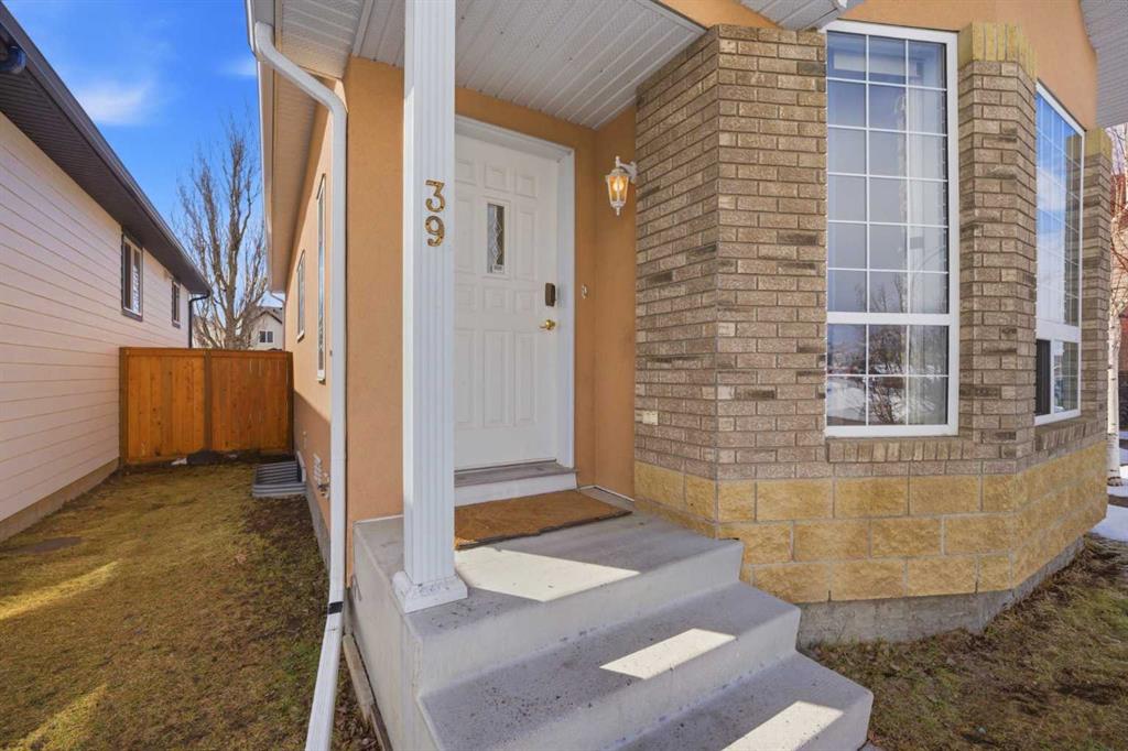 39 Saddlemont Close NE photo 2