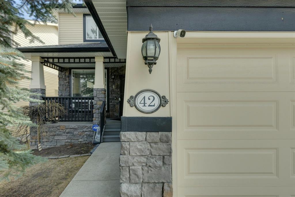 42 Cresthaven Way SW photo 2