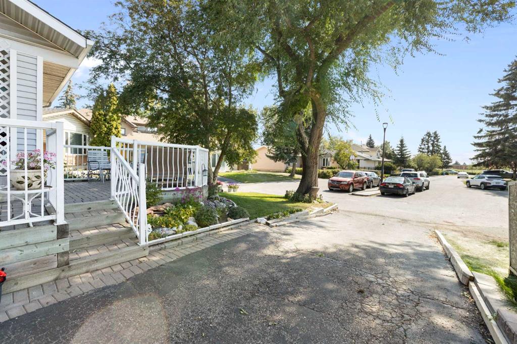 243 Radcliffe Place SE photo 2