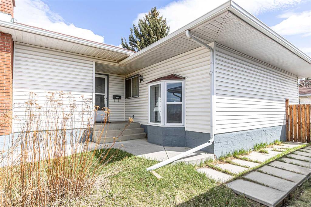 5636 37 Street SW photo 3