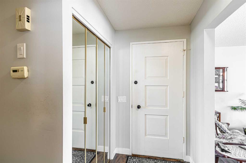 5636 37 Street SW photo 4