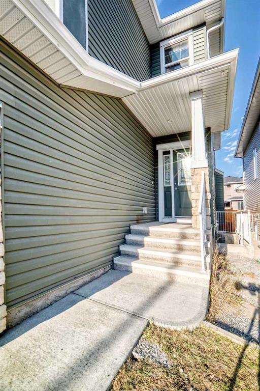 172 Redstone Park NE photo 2