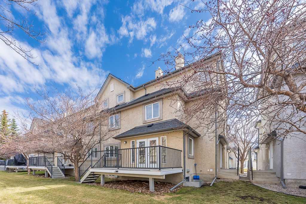 172 Simcoe Place SW photo 2