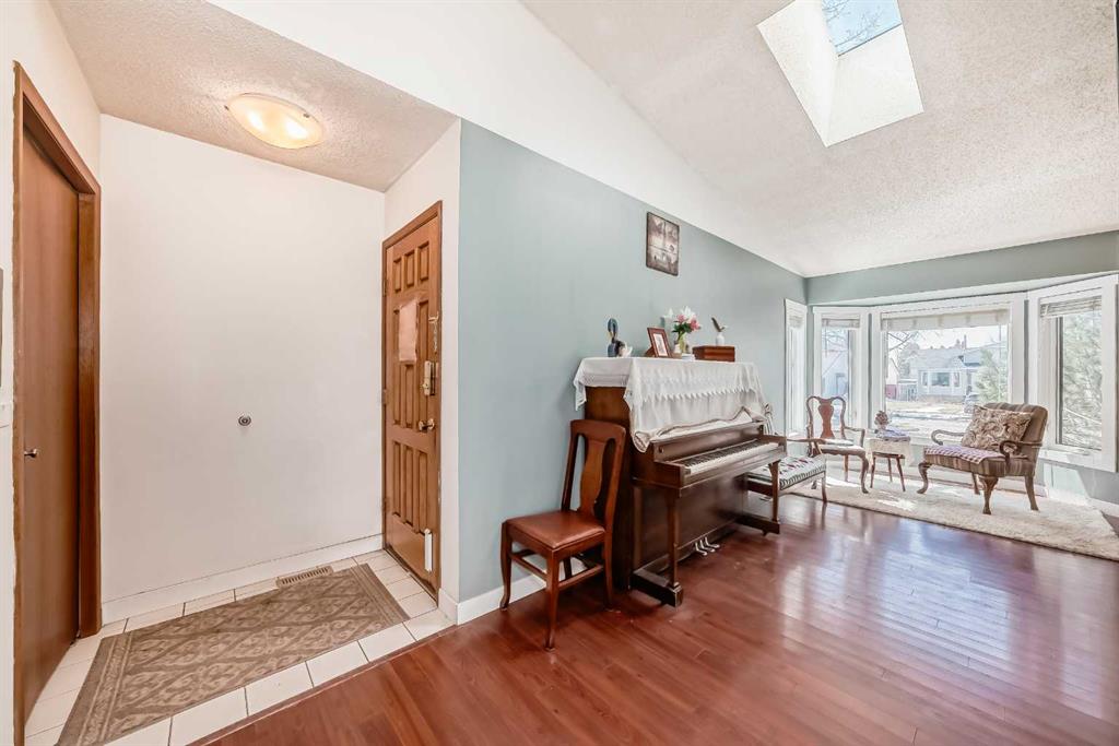 216 Hawkwood Boulevard NW photo 4