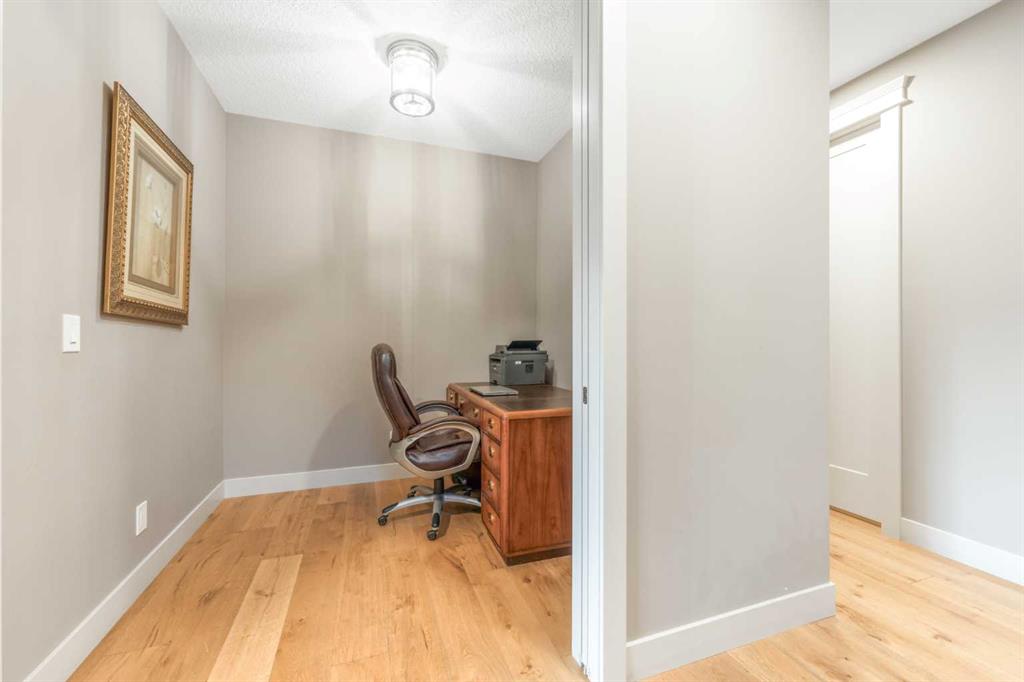 105 Carringvue Manor NW photo 4