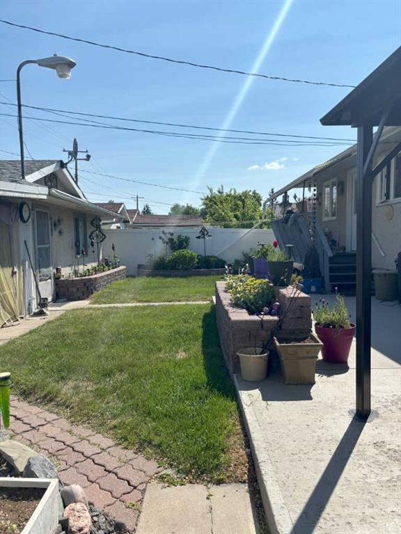 4924 40 Avenue NW photo 2