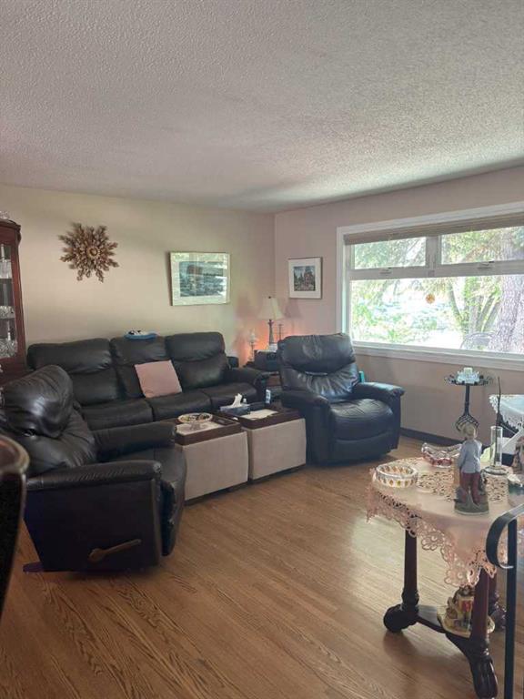 4924 40 Avenue NW photo 5