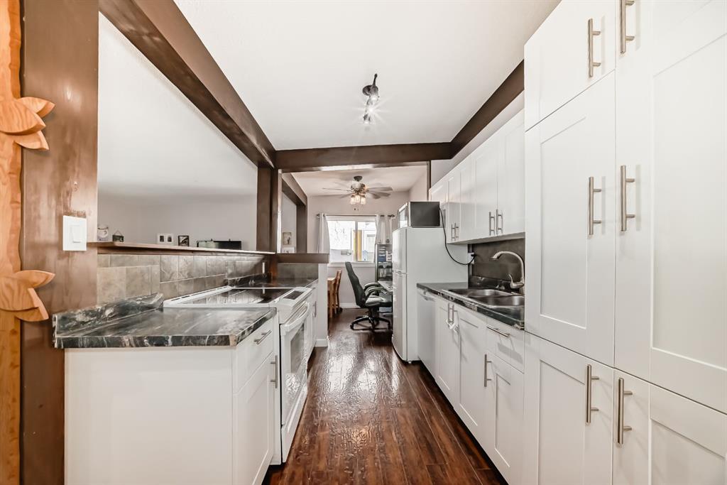 724D Raynard Crescent SE photo 3
