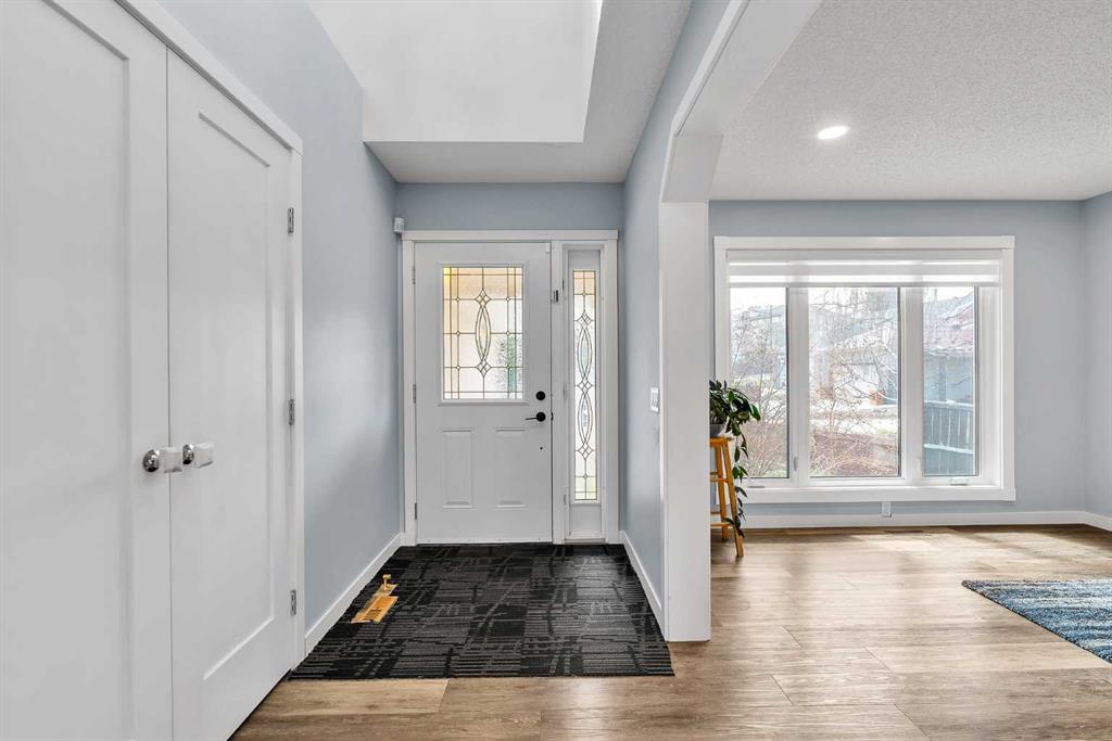 215 Edgevalley Mews photo 3
