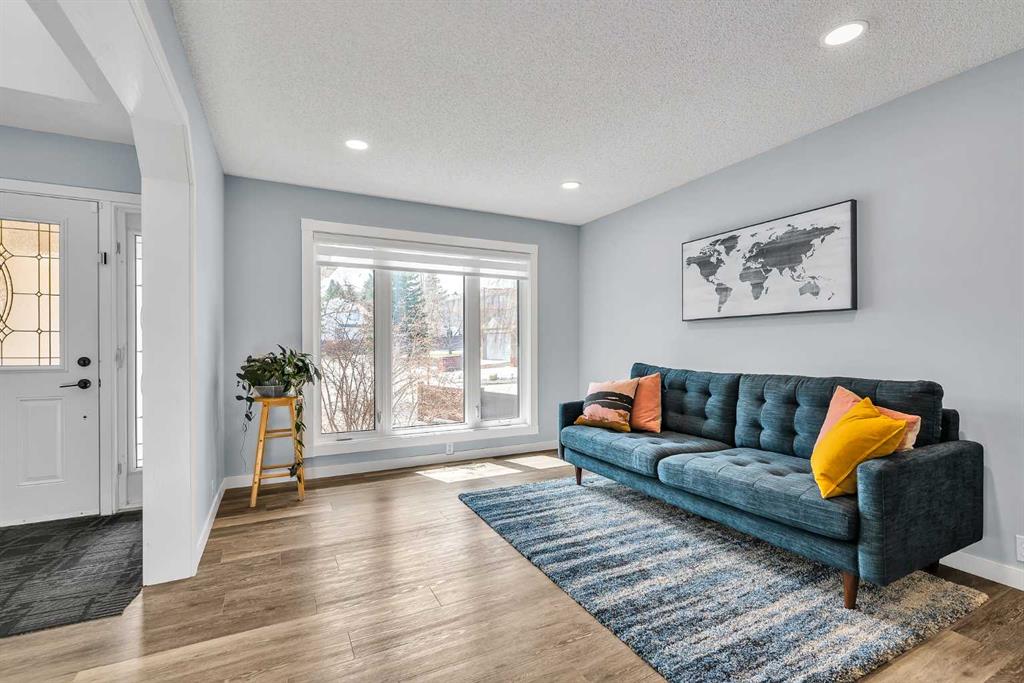 215 Edgevalley Mews photo 4