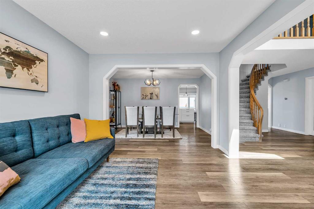 215 Edgevalley Mews photo 5