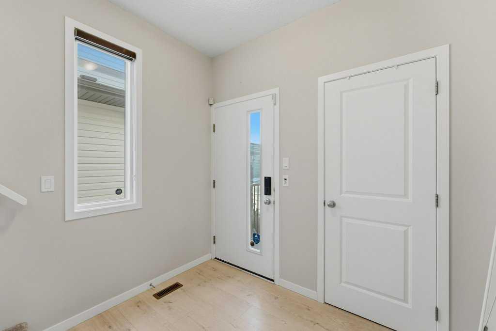 34 Walgrove Link SE photo 4