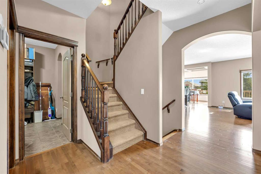 92 Everoak Close SW photo 3