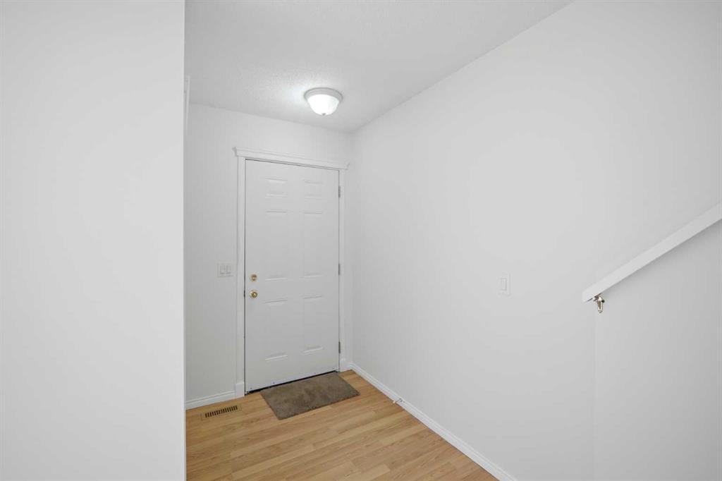6016 Martingrove Road NE photo 3