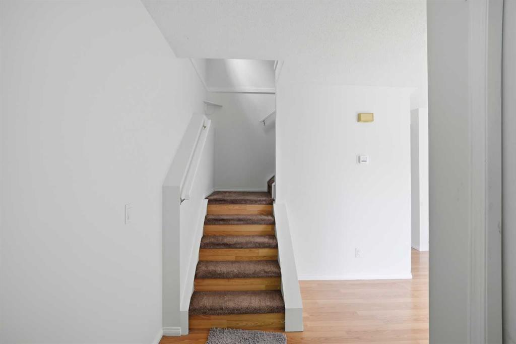 6016 Martingrove Road NE photo 4